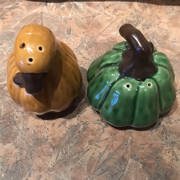 Linens and Things vintage gourd salt and pepper shaker set - Picture 2 of 7
